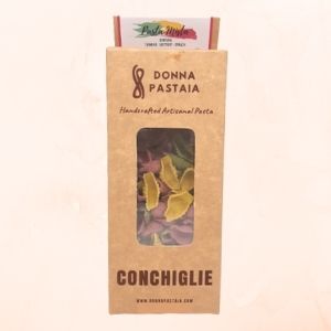 donna-pastaia-pasta-conchiglie