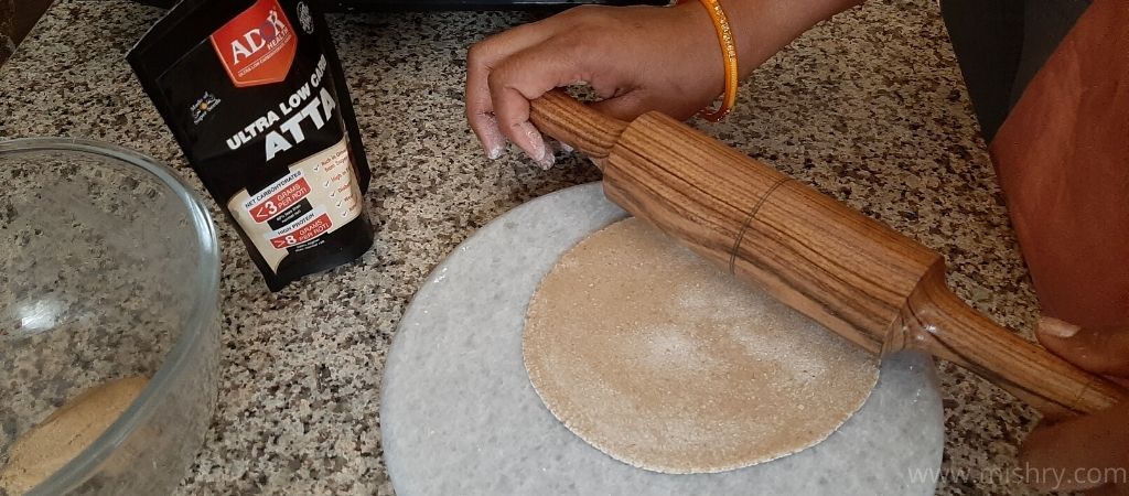 अडोर हेल्थ अल्ट्रा लो कार्ब आटा से रोटी बनाते समय