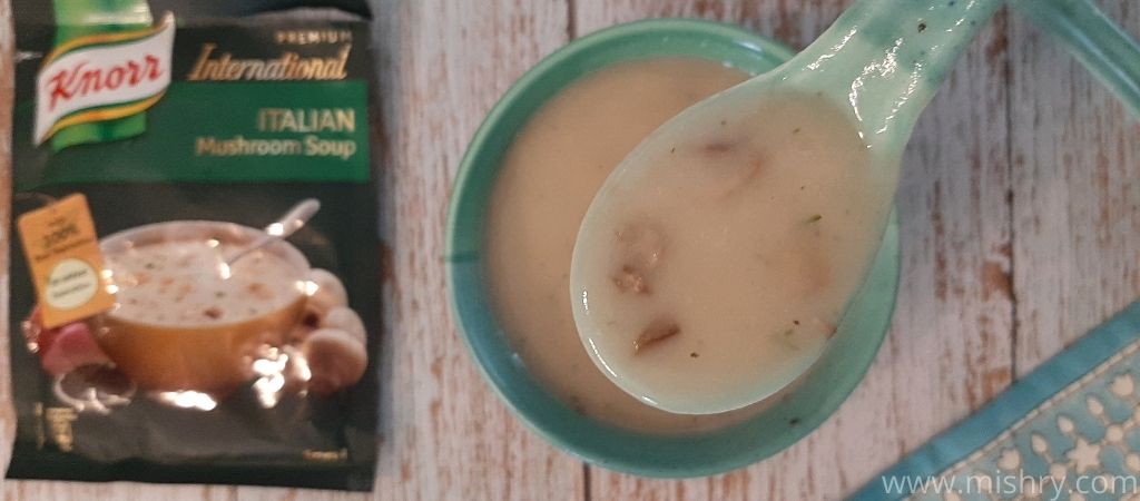 इटालियन मशरूम सूप में मशरूम के टुकड़े थे