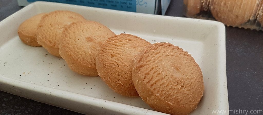 कराची बेकरी उस्मानिया बिस्किट अच्छे से बेक किए गए हैं