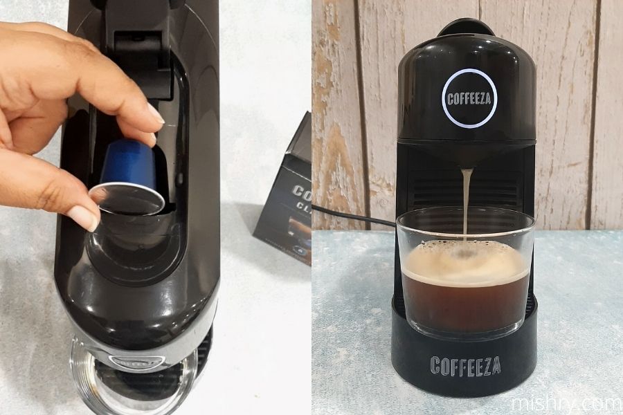 कॉफी मशीन में कैप्सूल डालते हुए