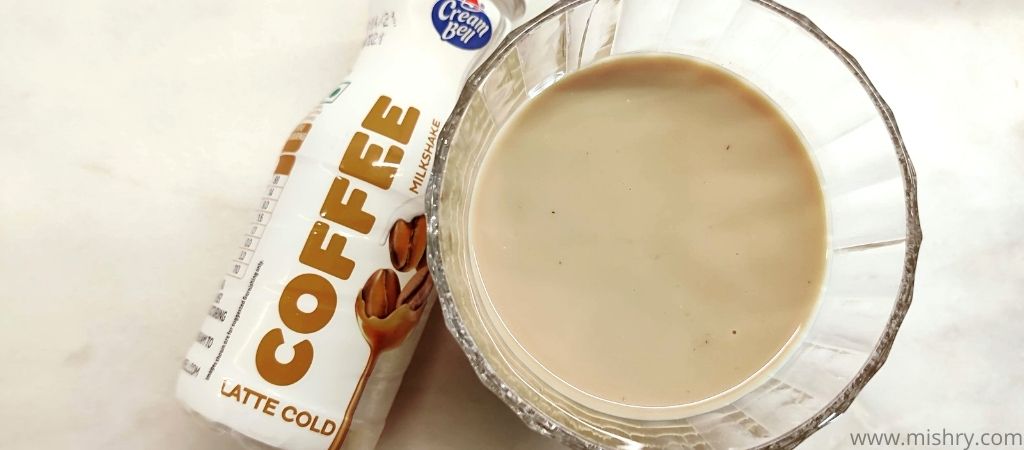 क्रीम बेल लाटे कोल्ड कॉफी मिल्कशेक की स्थिरता गाढ़ी है