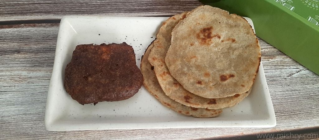 चायोस नवरात्रि थाली में कुट्टू की रोटी का रंग हल्का था