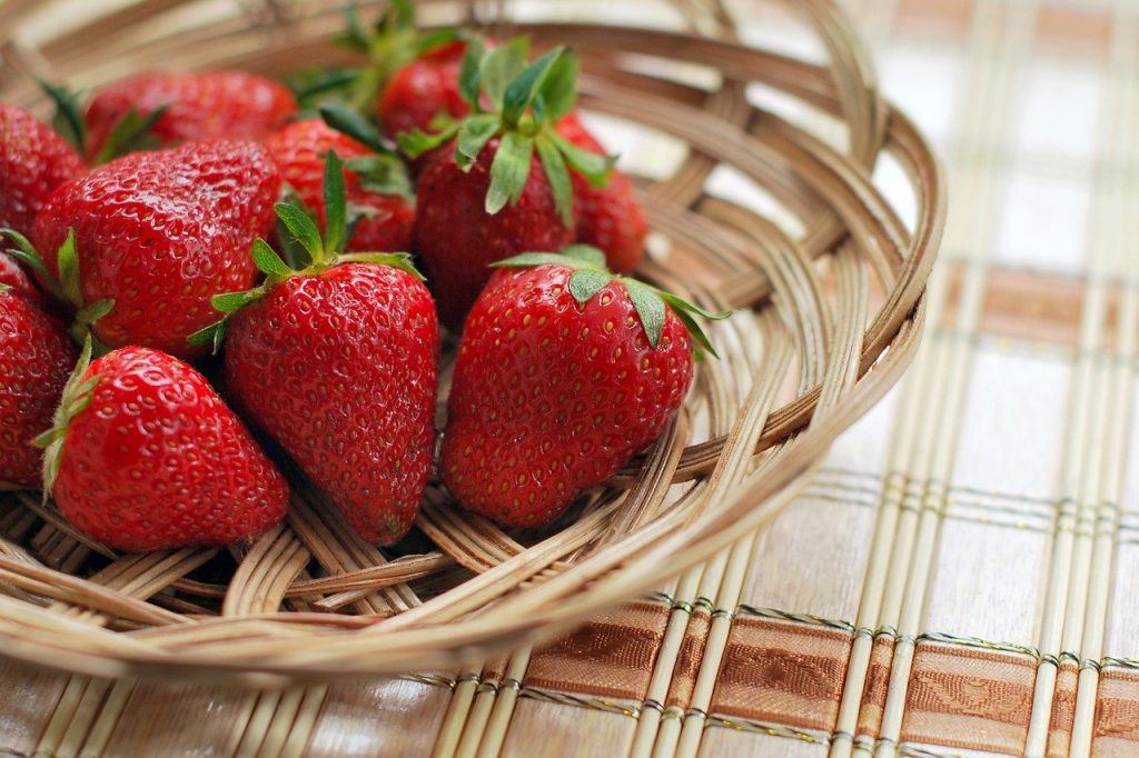 टोकरी में स्ट्रॉबेरी