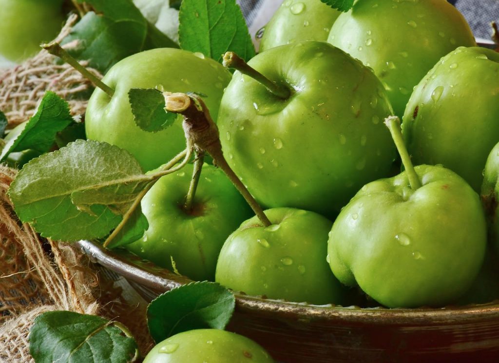 टोकरी में हरे सेब