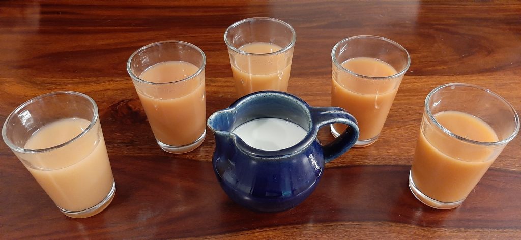 दूध से मसाला चाय बनाते समय