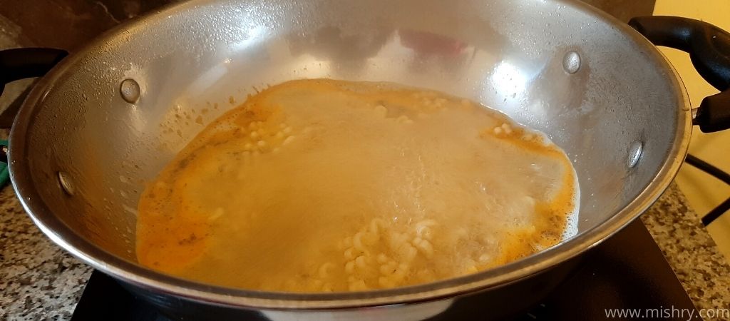 निसिन टॉप रेमन करी नूडल्स पकाते समय