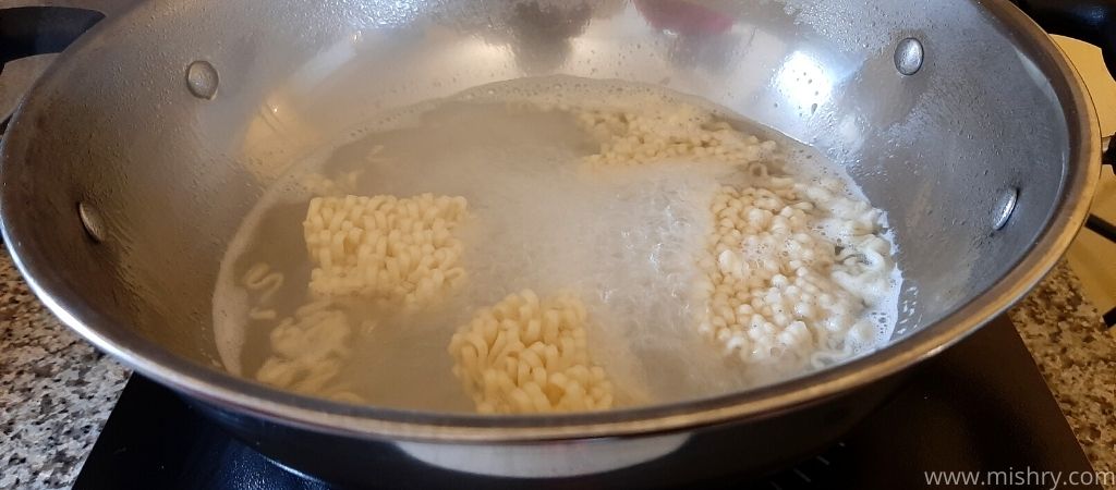 निसिन टॉप रेमन करी नूडल्स बनाते समय