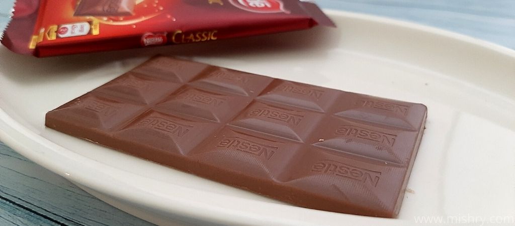 नेस्ले क्लासिक चॉकलेट बार के हर हिस्से पर ब्रांड का नाम लिखा है