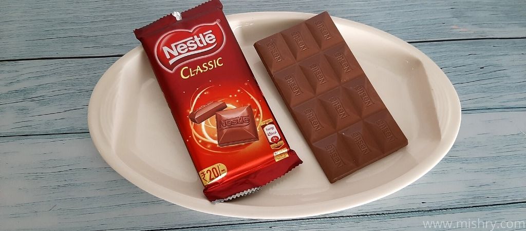 नेस्ले क्लासिक चॉकलेट बार में 12 चौकोर हिस्से आते हैं