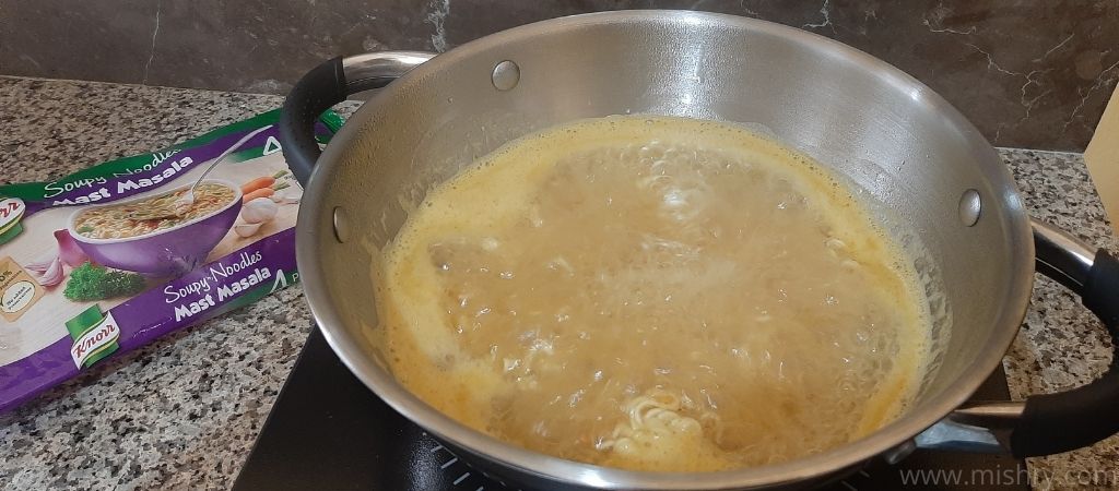 नोर सूपी नूडल्स मस्त मसाला बनाते समय