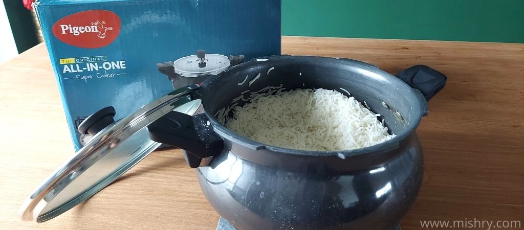 पिजन ऑल इन वन सेरेमिक सुपर कुकर में चावल बनाते समय