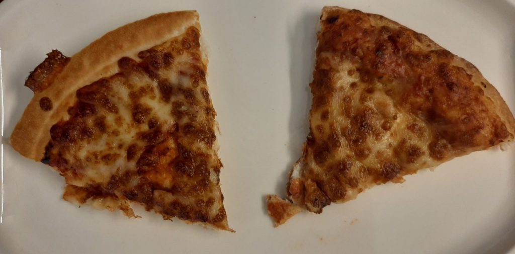 पिज्ज़ा हट मार्गरीटा (बाएं) Vs डोमिनोज मार्गरीटा पिज्ज़ा (दाएं)