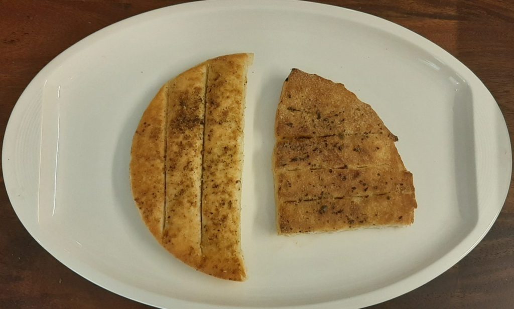 पिज्जा गार्लिक ब्रेड (बाएं) Vs डोमिनोज गार्लिक ब्रेड (दाएं)