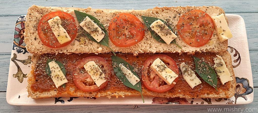हार्वेस्ट गोल्ड सब्ज़ फुटलोंग बन से बेसिक चीज़ सैंडविच बनाया
