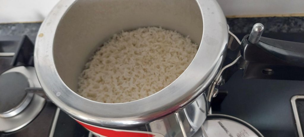 हॉकिन्स क्लासिक प्रेशर कुकर में चावल बनाते समय